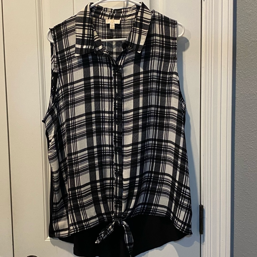 Sleeveless Black and White checked top/shirt with tie front Size X-Large